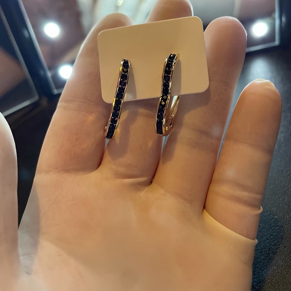 Gorgeous 18K Gold Plated ♥️ Earrings - Picture 3 of 6